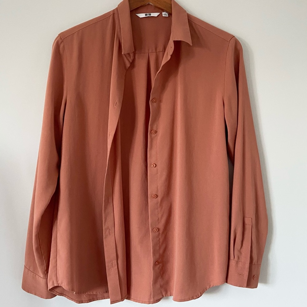 Uniqlo coral / orange button down shirt